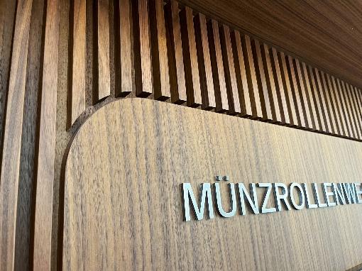 Bilder 1-5: Dass Furnier nicht nur auf gro�en Fl�chen gro�artig wirkt beweist...